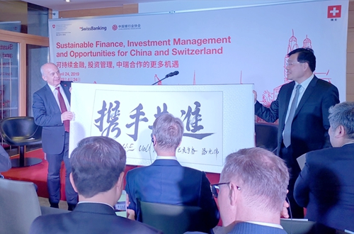 5 白瑞明副秘书长代表潘光伟专职副会长向于利•毛雷尔赠送书法作品_副本.jpg