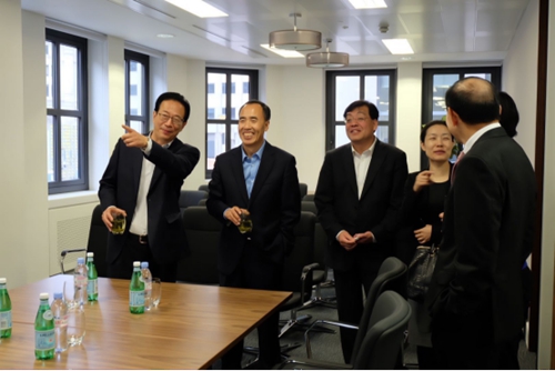 5d0b0fc96f073.jpg 王兆星副主席、田国立会长到中国银行业协会英国代表处调研并指导工作498.jpg