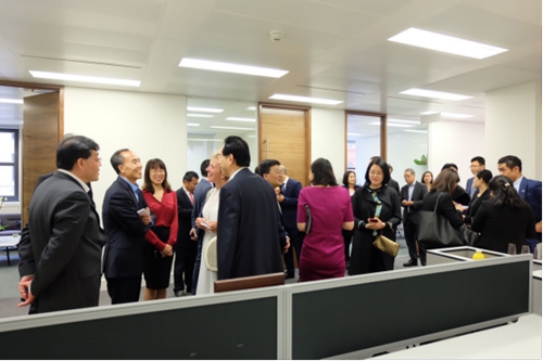 5d0b0fcfeb40b.jpg 王兆星副主席、田国立会长到中国银行业协会英国代表处调研并指导工作525.jpg