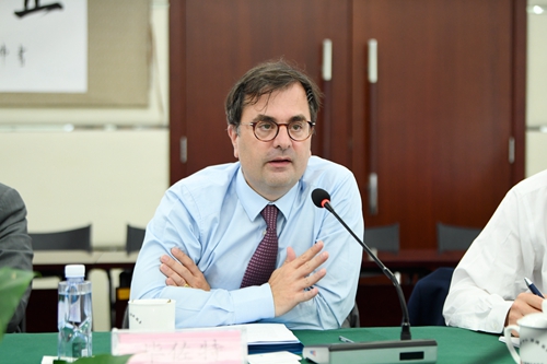 向法国银行业联合会赠送潘光伟专职副会长书法作品.jpg