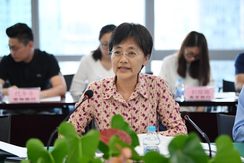 5d843820c55d3.jpg 中国人民银行研究局匡小红副巡视员对课题进行评审.jpg