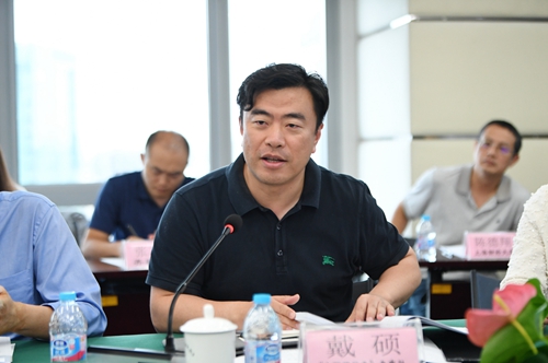 5d8438431b0fd.jpg 《中国银行业》杂志社戴硕主编对课题进行评审.jpg