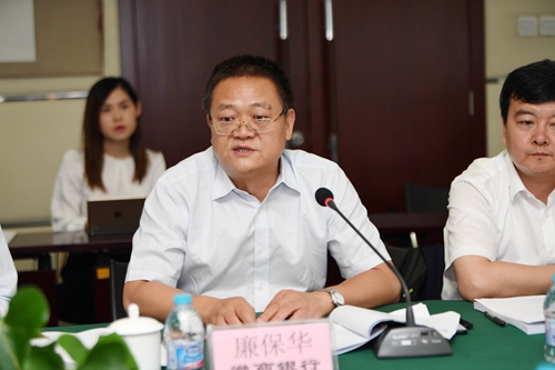 5d84384ba0a92.jpg 课题牵头行徽商银行廉保华董秘介绍课题情况.jpg