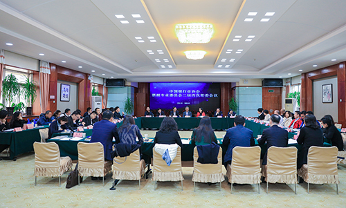 5dbbefec34224.jpg 8.常委会会议现场.jpg