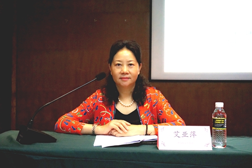 5dcd1cdf467bd.jpg 3.中银协总监、财委会办公室主任艾亚萍主持培训.jpg