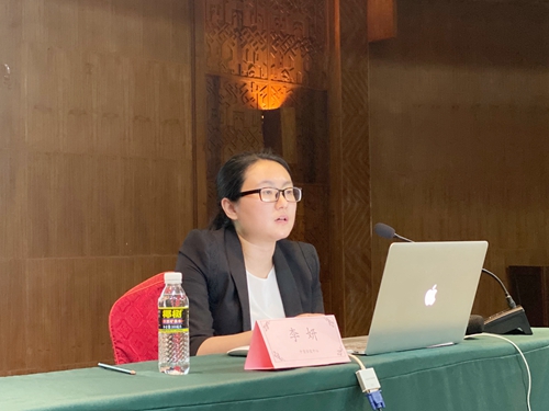 5dcd1d09b3f94.jpg 8.中债金融估值中心有限公司副总监李妍介绍理财产品估值相关问题.jpg
