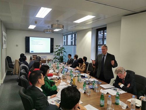 5de5c903cd657.jpg 3.英国投资协会国际事务高级政策顾问Richard Normington授课.jpg
