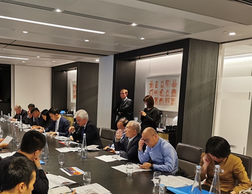 5de5c909a0551.jpg 4.施罗德投资管理有限公司英国CEo授课.jpg