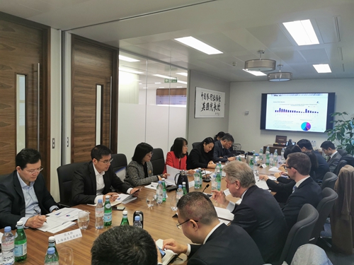 5de5c916dadf8.jpg 6.景顺投资公司和法国兴业银行与参会代表进行座谈.jpg