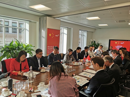 5de5c9243327a.jpg 8.拜访FNZ公司.jpg