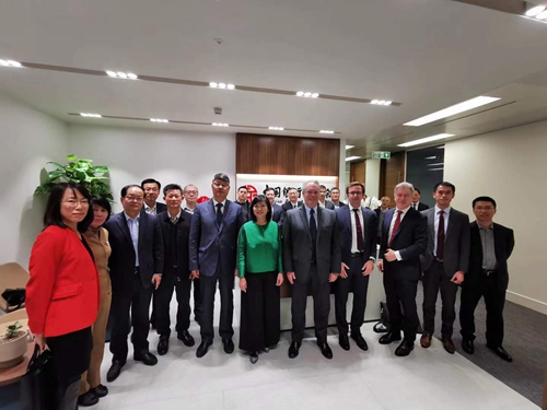 5de5c92eed58d.jpg 9.参会代表合影.jpg