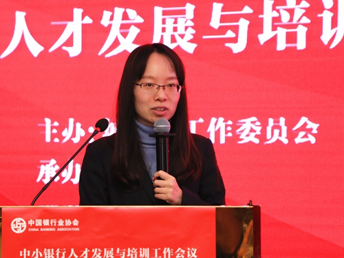 9.宁波银行培训中心主任黄璐作经验分享.jpg