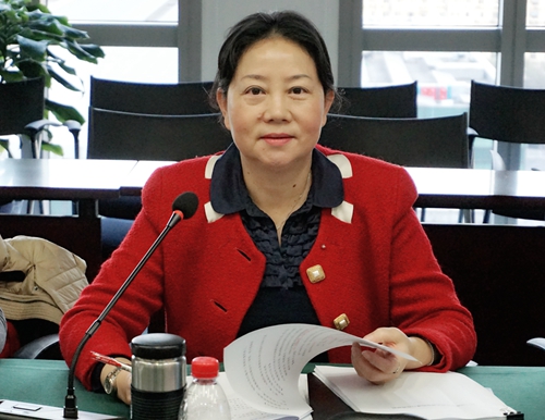 5de9faffb1b48.jpg 4.中银协总监、财委会办公室主任艾亚萍主持会议.jpg