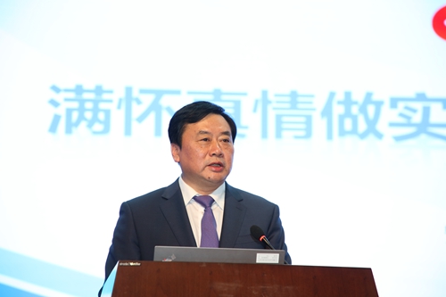 4.安徽省联社党委书记、理事长钟园作主题演讲.jpg