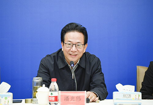 图1中国银行业协会党委书记、专职副会长潘光伟发表讲话.jpg