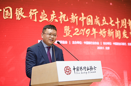 5e23e34369ad3.jpg 清华大学五道口金融学院副研究员、《清华金融评论》副主编张伟代表“好新闻”评审专家做点评发言.jpg