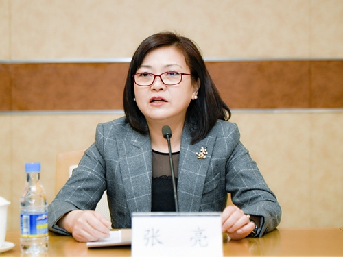 5e264baf46476.jpg 2.中国银行业协会副秘书长张亮主持培训会.jpg