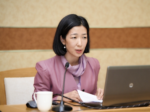 5e264bb9b49c1.jpg 3.银保监会公司治理监管部关联交易监管处处长冯海霞授课.jpg