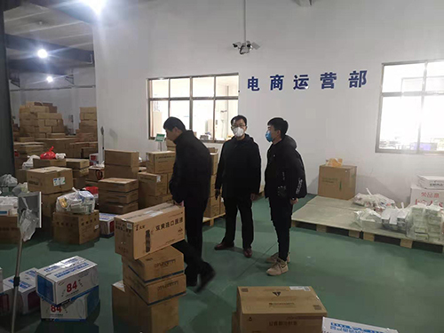 泗水农商行走访医药企业.jpg