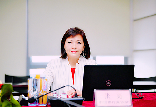 中国银行业协会副秘书长张亮主持会议.jpg