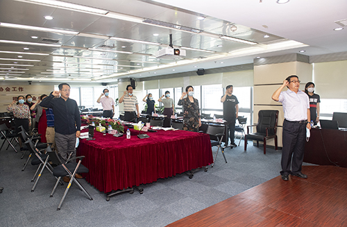 5efd5f14dda43.jpg 4.参会人员重温入党誓词.jpg