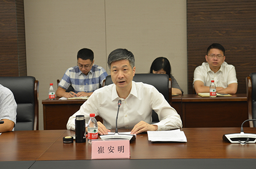 2浙江省银保监局崔安明副局长主持会议.JPG