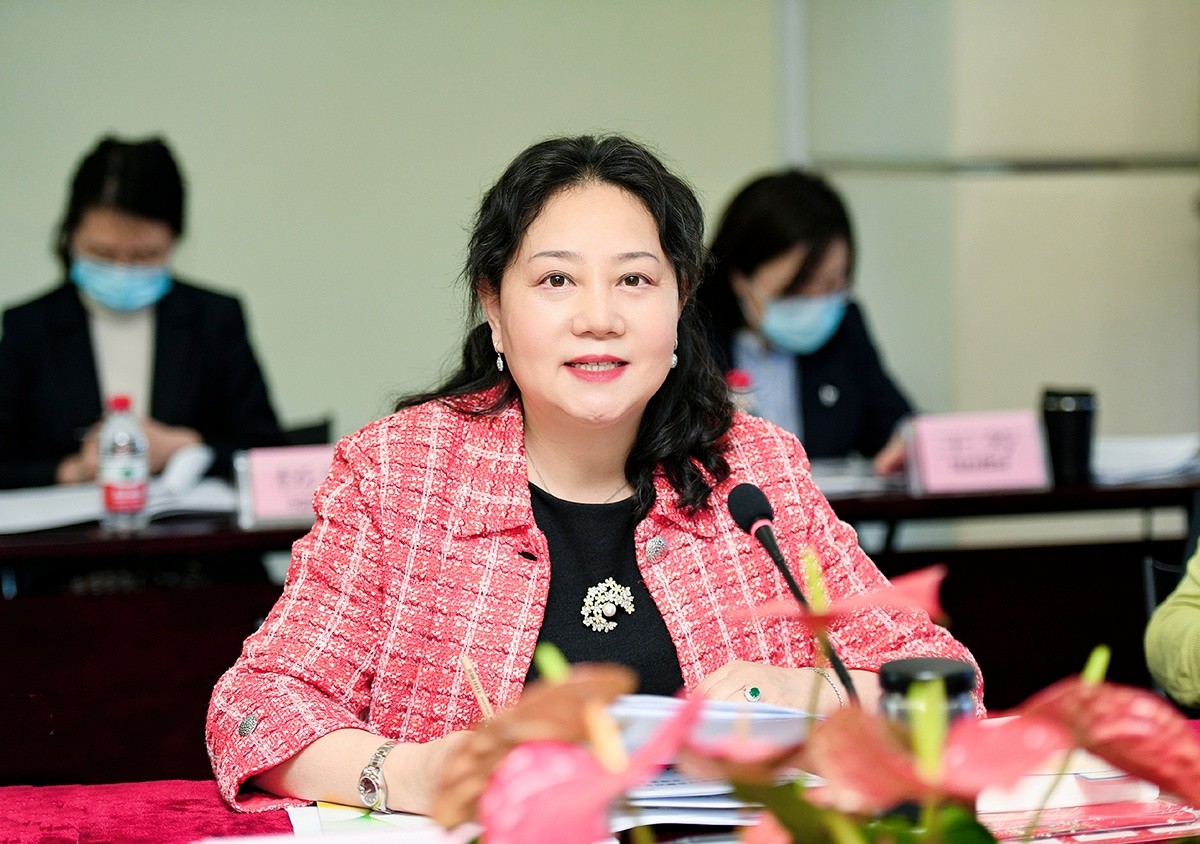 3.中国银行业协会财务总监、财委会办公室主任、财政部企业会计准则咨询委员艾亚萍主持会议.jpg