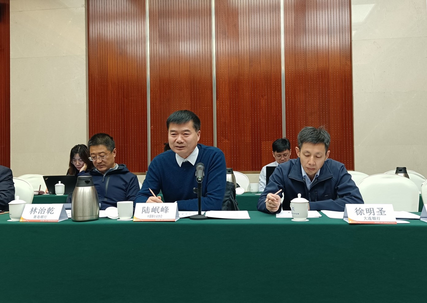 606605d1134ec.jpg 序号1:中国银行业协会城商行工作委员会办公室主任陆岷峰主持会议并指导写作.jpg