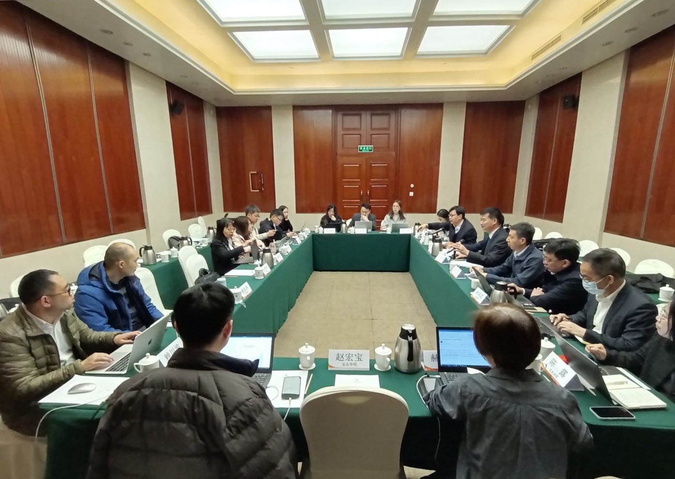 6066063077db1.jpg 序号3:《城商行发展报告(2021)》封闭写作会议现场.jpg