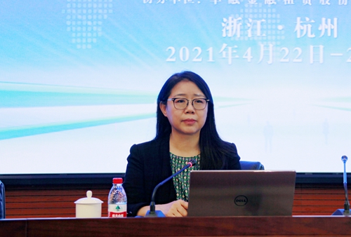 金融租赁专业委员会专职副主任金淑英出席会议并致辞.jpg