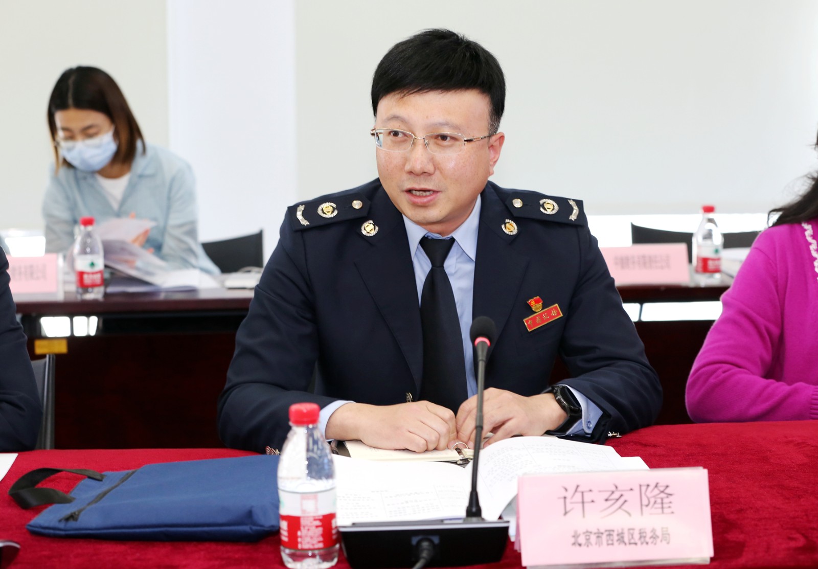 60a2a7ef29a09.jpg 3.北京市西城区税务局第四税务所所长许亥隆主持会议.jpg