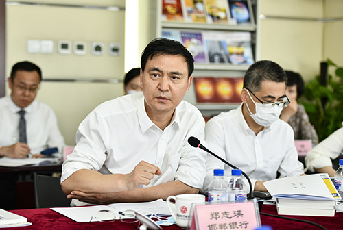 7.邯郸银行党委书记、董事长郑志瑛出席会议并发言.jpg