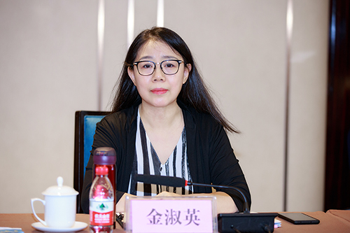金融租赁专业委员会专职副主任金淑英出席会议并致辞.jpg