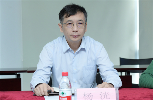 中银协第一副秘书长杨洸出席座谈会并讲话.jpg