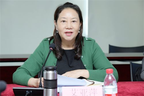 中银协财务总监、财务会计专业委员会办公室主任、财政部企业会计准则咨询委员会咨询委员艾亚萍主持会议.jpg