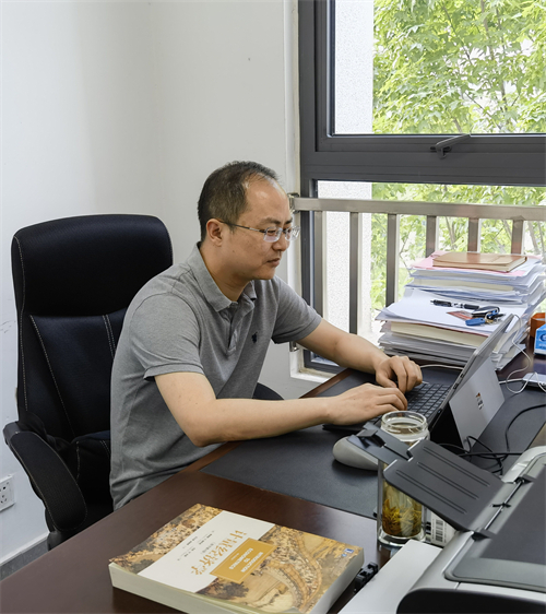 644b2f083fdb3.jpg 西南财经大学教授、博士生导师、中国金融研究院常务副院长罗荣华介绍《中国资产管理行业发展与创新研究报告(2023)》提纲.jpg