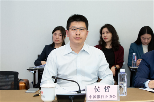 644b2f1ca9ab2.png 中国银行业协会理财委办公室主任侯哲介绍《理财业务专委会课题研究机制方案》.png