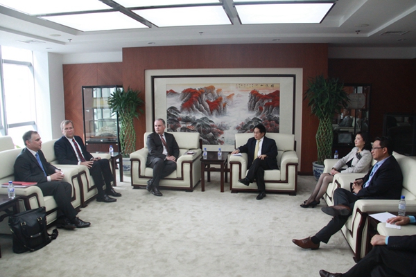 1.中国银行业协会杨再平专职副会长、张亮副秘书长会见BBH投资者服务合伙人Seán Páircéir、Bill Rosensweig一行.jpg