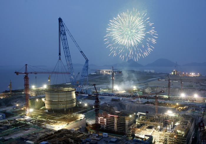 国家开发银行1号机组钢制安全壳筒体第二环吊装成功.jpg 国家开发银行1号机组钢制安全壳筒体第二环吊装成功.jpg