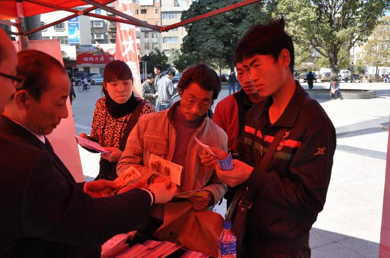 图11  云南分行真伪人民币鉴别活动场景.JPG