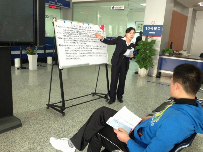 浦发银行在营业大厅内宣传金融知识.jpg