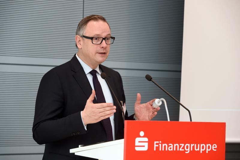 2-德国储蓄银行协会主席Georg Fahrenschon讲话.jpg 2-德国储蓄银行协会主席Georg Fahrenschon讲话.jpg