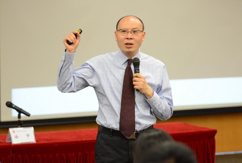 中国银行业协会特邀专家徐中博士授课.jpg 中国银行业协会特邀专家徐中博士授课.jpg