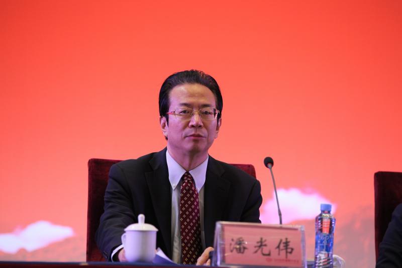 IMG_2789－中国银行业协会专职副会长潘光伟出席会议并主持.jpg
