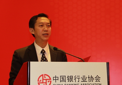 6.中国银行业协会行业服务总监周永发主持会议.JPG
