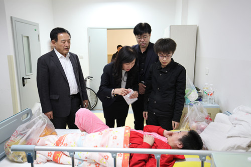范雨新行长一行前往中日联医院看望学生的重病母亲_副本.jpg
