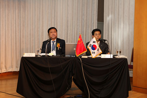 5.第三环节演讲嘉宾:包商银行董事长李镇西、韩国中小企业银行经济研究所副所长Lee Jeong Yun.jpg 5.第三环节演讲嘉宾:包商银行董事长李镇西、韩国中小企业银行经济研究所副所长Lee Jeong Yun.jpg