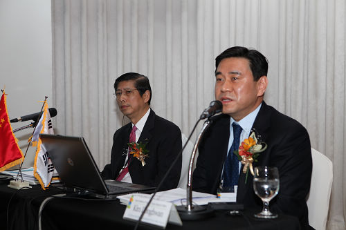 3.第一环节演讲嘉宾:交通银行副行长叶迪奇、韩国金融研究院高级研究员Kim Dong Whan.jpg 3.第一环节演讲嘉宾:交通银行副行长叶迪奇、韩国金融研究院高级研究员Kim Dong Whan.jpg