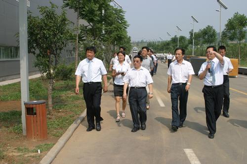 杨再平副会长视察力诺集团厂区1.jpg