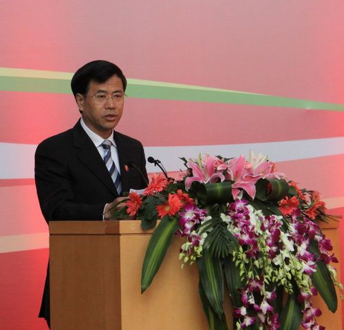 2中国银监会纪委书记王华庆致辞.jpg 2中国银监会纪委书记王华庆致辞.jpg